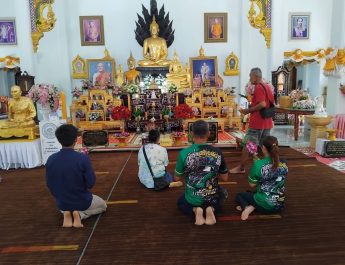 ปทุมธานี ผู้โชคดีแห่แก้บน “ไอ้ไข่วัดบึงบา ท้าวเวสฯ แม่ตะเคียนทอง หลังขอพรครั้งแรกถูกรางวัลหลายใบตามกระแสโซเซียล