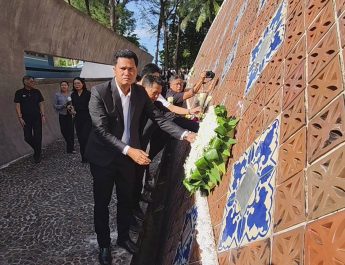 พังงา-จัดงานรำลึก 21 ปี เหตุการณ์สึนามิ พัดถล่มในพื้นที่ 6 จังหวัดทะเลฝั่งอันดามัน โดยมีการจัดพิธีวางดอกไม้ไว้อาลัยให้ผู้ที่เสียชีวิต และพิธีกรรมทางศาสนาทำบุญให้ทหารกล้ารบชายแดน