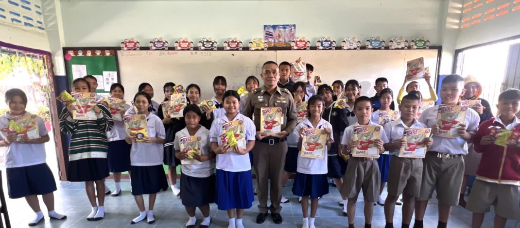 ตำรวจ สภ.เขาวง จัดโครงการการศึกษาเพื่อต่อต้านการใช้ยาเสพติดในเด็กนักเรียน พร้อมจับผู้ต้องหาค้ายาบ้า 1 ราย