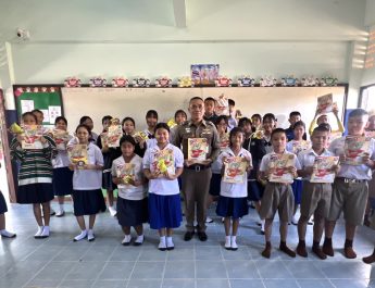 ตำรวจ สภ.เขาวง จัดโครงการการศึกษาเพื่อต่อต้านการใช้ยาเสพติดในเด็กนักเรียน พร้อมจับผู้ต้องหาค้ายาบ้า 1 ราย