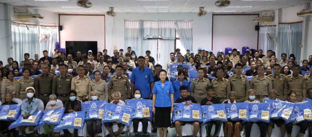 กาญจนบุรี/// มูลนิธิราชประชานุเคราะห์ ในพระบรมราชูปถัมภ์ จัดพิธีมอบผ้าห่มกันหนาวพระราชทาน พร้อมยาและชุดเวชภัณฑ์ พื้นที่อำเภอบ่อพลอย จังหวัดกาญจนบุรี