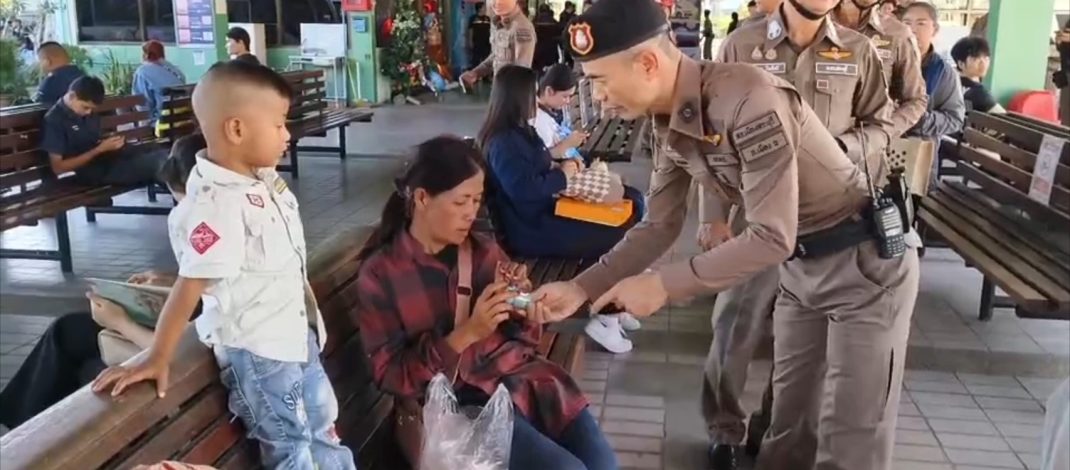 สระบุรี คลื่นมหาชนแห่กลับอีสานรับปีใหม่ 2569 สภ.เมืองสระบุรี การ์ดไม่ตก ปูพรมตรวจโชเฟอร์ ‘ฉี่ม่วง-เมา’ เป็นศูนย์ พร้อมแจก ‘ยาดม’ กันง่วง”