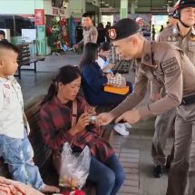 สระบุรี คลื่นมหาชนแห่กลับอีสานรับปีใหม่ 2569 สภ.เมืองสระบุรี การ์ดไม่ตก ปูพรมตรวจโชเฟอร์ ‘ฉี่ม่วง-เมา’ เป็นศูนย์ พร้อมแจก ‘ยาดม’ กันง่วง”