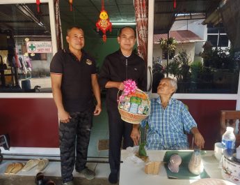 นายอำเภอเบตงเยี่ยมผู้สูงอายุ พบปะพี่น้องประชาชน พร้อมรับฟังปัญหาและข้อเสนอแนะ เพื่อนำไปสู่การแก้ไขปัญหาและพัฒนาคุณภาพชีวิตของประชาชน