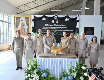 กระทรวงทรัพยากรธรรมชาติและสิ่งแวดล้อม ส่งมอบไม้จันทน์หอม ให้กับกระทรวงวัฒนธรรม ณ สำนักช่างสิบหมู่ จังหวัดนครปฐม ในการจัดสร้างพระโกศจันทน์และพระหีบจันทน์ เพื่อใช้ในงานพระราชพิธีถวายพระเพลิงพระบรมศพ สมเด็จพระนางเจ้าสิริกิติ์ พระบรมราชินีนาถ พระบรมราชชนนีพันปีหลวง