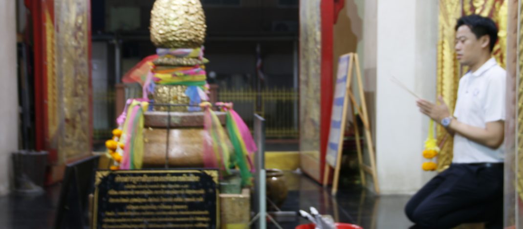 กาญจนบุรี/// ผู้สมัครไหว้ขอพรศาลหลักเมืองแต่เช้ามืด พบมีบางพรรคนำเทียนสีแดงขนาดใหญ่ไปถวายศาลหลักเมืองแก้เคล็ด!! ส่วน กกต.เปิดห้อง ม.ราชภัฏกาญจน์รับสมัคร สส.วันแรกคึกคักมีผู้ไปสมัครเกือบครบทุกพรรคการเมือง พรรคใหญ่ส่งลงครบทั้ง 5 เขต มีทั้งหน้าเก่า หน้าใหม่