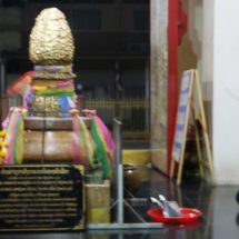 กาญจนบุรี/// ผู้สมัครไหว้ขอพรศาลหลักเมืองแต่เช้ามืด พบมีบางพรรคนำเทียนสีแดงขนาดใหญ่ไปถวายศาลหลักเมืองแก้เคล็ด!! ส่วน กกต.เปิดห้อง ม.ราชภัฏกาญจน์รับสมัคร สส.วันแรกคึกคักมีผู้ไปสมัครเกือบครบทุกพรรคการเมือง พรรคใหญ่ส่งลงครบทั้ง 5 เขต มีทั้งหน้าเก่า หน้าใหม่