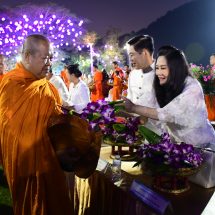 เชียงราย นักท่องเที่ยวคึกคัก ร่วมตักบาตรดอกไม้หนึ่งเดียวในล้านนา ถวายดอกไม้พระพุทธรูปคู่เมือง บนราชรถ 9 คัน