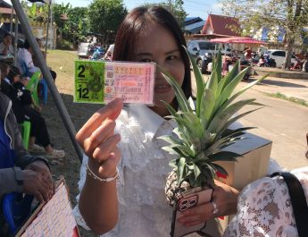 ชัยภูมิคอรอลุ้นหวยเลขธูปมงคล งานพิธีเบิกเนตร-สมโภชพระใหญ่ไปเสี่ยงโชคปีใหม่หลังพบว่าพิธีดังกล่าวนี้เข้าเป้าทุกครั้งเช่นเมื่องวดวันที่ 2 ม.ค.68 ได้1-5-1 ผู้เข้าร่วมงานถูกกันทั้งอำเภอ มาครั้งได้ 7-8-2 แห่ซื้อลอตเตอรี่เกลี้ยงแผง