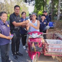 พังงา-นายอำเภอตะกั่วป่านำทีมตั้งจุดบริการ “มอบรอยยิ้ม” แจกน้ำดื่ม-ผ้าเย็น ลูกอม ผักพื้นบ้านจากชุมชนดูแลประชาชนเดินทางช่วงปีใหม่ให้มีความสุขอบอุ่น