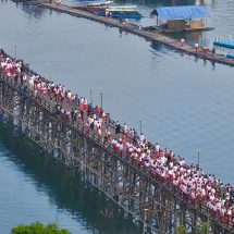กาญจนบุรี/// หยุดยาวปีใหม่ นักท่องเที่ยวทะลักแน่น “โดยเฉพาะสะพานไม้“ สังขละบุรี ไม่มีที่ให้เดิน ตำรวจสังขละบุรี ยินดีให้บริการ ผู้ประกอบการได้อนิสงฆ์เม็ดเงินสะพัด จากท่องเที่ยว ส่วนหนึ่งพื้นที่ชายแดนหลายจังหวัดที่สู้รบจึงหันมาเที่ยวกาญจน์