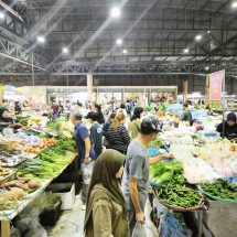 พังงา-ชาวพังงาแห่จับจ่ายวัตถุดิบคึกคัก เตรียมฉลองเคาท์ดาวน์กับครอบครัวที่บ้าน