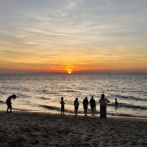นักท่องเที่ยวชาวไทยพาครอบครัวกางเต้นท์ริมชายหาดบางสัก เพื่อรอส่งแสงสุดท้ายของปี2565 ทำการท่องเที่ยวในไฮซีซั่น คึกคัก โรงแรมต่าง ๆ ในพื้นเขาหลักมียอดจองกว่า 8