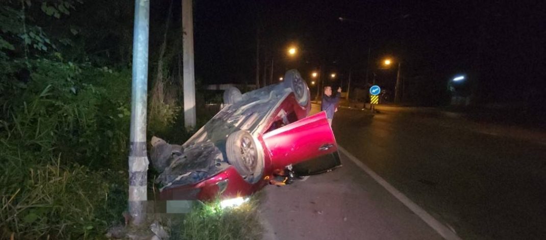 เก๋งแหกโค้งชนเสาไฟฟ้า คนขับรอดหวุดหวิด