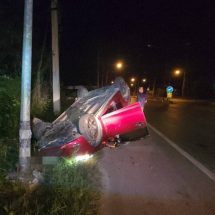 เก๋งแหกโค้งชนเสาไฟฟ้า คนขับรอดหวุดหวิด