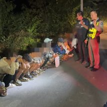 กาญจนบุรี/// จับได้อีกอัดมาเต็มคันจากสังขละบุรี! ทหาร ตำรวจทางหลวง ร่วมกันจับกุมต่างด้าวหลบหนีเข้าเมือง 14 คน