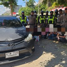 กาญจนบุรี/// หนุ่มศรีสะเกษ ขับเก๋งซุก 9 สาวแรงงานเถื่อนชาวเมียนมา โดนรวบคาด่าน ตร.จราจรเมืองกาญจน์ แถมเจอคดีใช้แผ่นป้าทะเบียนปลอมอีก 1 ข้อหา สารภาพเคยถูกจับกุมมาแล้ว 2 ครั้ง ครั้งแรกเจอคุก 4 เดือน ครั้งที่ 2 อยู่ระหว่างอุทธรณ์
