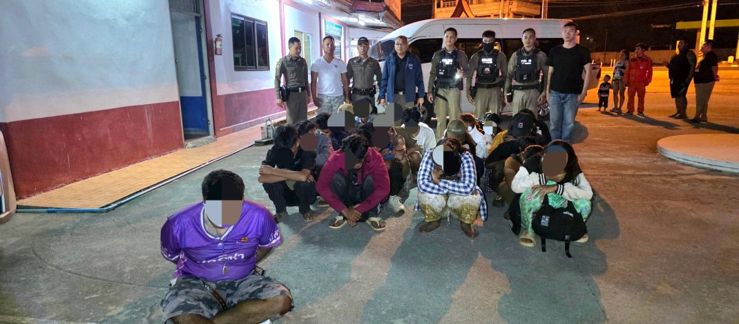 กาญจนบุรี/// จับรถตู้ขนแรงงานต่างด้าว 26 คน ขับหนีตำรวจข้ามอำเภอจนมุมชนประตูเหล็กห้างดังไปไม่รอด