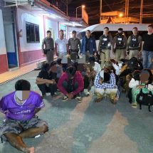 กาญจนบุรี/// จับรถตู้ขนแรงงานต่างด้าว 26 คน ขับหนีตำรวจข้ามอำเภอจนมุมชนประตูเหล็กห้างดังไปไม่รอด