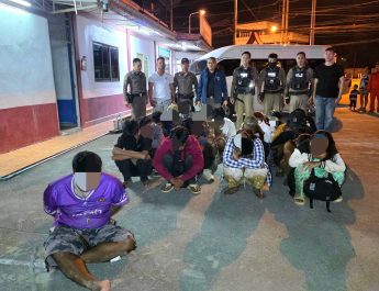 กาญจนบุรี/// จับรถตู้ขนแรงงานต่างด้าว 26 คน ขับหนีตำรวจข้ามอำเภอจนมุมชนประตูเหล็กห้างดังไปไม่รอด