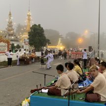 แม่ฮ่องสอน ชายแม่ฮ่องสอนและนักท่องเที่ยวร่วมตักบาตครับปีใหม่ท่ามกลางทะเลหมอก