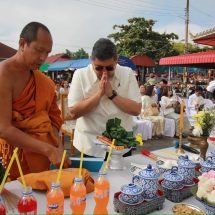 ร่วมบุญสร้างกุศล! “นายกดำรงเกียรติ” ทต.เด่นชัยฯ ร่วมงานประเพณีห่มผ้าและสรงน้ำพระธาตุกาญจนานนท์ นมัสการหลวงพ่อพระครูนนทศึกษา ประจำปี 2569
