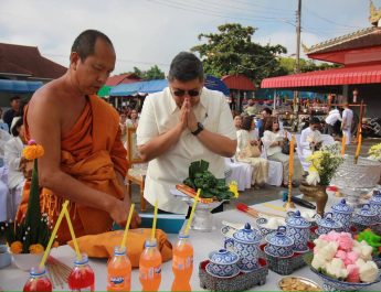 ร่วมบุญสร้างกุศล! “นายกดำรงเกียรติ” ทต.เด่นชัยฯ ร่วมงานประเพณีห่มผ้าและสรงน้ำพระธาตุกาญจนานนท์ นมัสการหลวงพ่อพระครูนนทศึกษา ประจำปี 2569