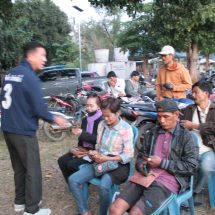 กาญจนบุรี – เปิดเวทีปราศรัยชี้แจงนโยบายที่ลานวัด!! ชาวบ้านเฮลั่นได้พบสองพ่อลูกควงเดินแจกแผ่นพับชูนโยบาย เพื่อประชาชนต้องมีชีวิตที่ดีขึ้นแน่นอน เลือกพรรคภูมิใจไทยไปเป็นรัฐบาล