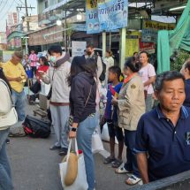 อำนาจเจริญ บรรดาแรงงานและ ผู้ที่เดินทางกลับบ้านหลังเที่ยวฉลองปีใหม่ เสร็จสิ้น ต่างเดินทางกลับเข้า กรุงเทพมหานคร เพื่อ ให้ทัน เวลาทำงาน ในวันพรุ่งนี้ พร้อมหอบหิ้ว ข้าวสารอาหารแห้ง ติดมือไปด้วย บริษัทต่างๆ ใช้รถเสริมเป็นจำนวน มาก เพื่อให้เพียงพอ เพื่อให้เพียงความรัก