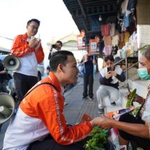 “วีระยุทธ” ร่วมผู้สมัครหาเสียงบางนา-พระโขนง ชูนโยบาย “หวยใบเสร็จ” ดึงกำลังซื้อกลับสู่ตลาดรายย่อย ย้ำวันนี้ลงทะเบียนใช้สิทธิล่วงหน้าวันสุดท้าย ชวนประชาชนร่วมใช้สิทธิให้มากที่สุด-ประชามติแก้ รธน.ด้วย