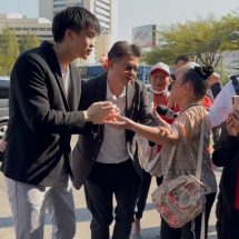“เอม-โอ๊ค พร้อมคู่สมรส“ ควง ”น้องไปป์“ ดีกรีว่าที่ ดร. บินตรงจากต่างประเทศ เป็นตัวแทน “ยิ่งลักษณ์” เข้าเยี่ยม “ทักษิณ” ครั้งแรกในเรือนจำฯ หลังผ่านเทศกาลปีใหม่ 69 คนเสื้อแดงโผกอด “น้องไปป์” ดีใจได้เจอในรอบ 7 ปี ประสานเสียง “หล่อมาก คิดถึงมาก”