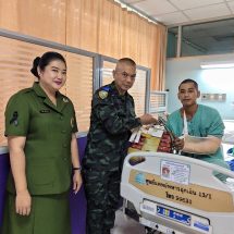 กาญจนบุรี – ผู้บังคับการกรมทหารราบเฉพาะกิจที่ 29 พร้อมประธานสมาคมแม่บ้านทหารบก สาขา ร.29 เยี่ยมให้กำลังใจกำลังพลที่ได้รับบาดเจ็บจากการปฏิบัติหน้าที่ชายแดน ไทย – กัมพูชา พร้อมชื่นชมปฏิบัติหน้าที่ด้วยความทุ่มเทเสียสละ