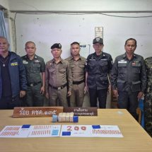 กาญจนบุรี – รถโตโยต้า สปอร์ตไรเดอร์ ซุกยาบ้า หมื่นเม็ด ซิ่งแหกด่านกลางดึก จนท.ไล่ล่าจอดรถขวางถูกพุ่งชนพังยับ สุดท้ายไปต่อไม่ได้ทิ้งรถหลบหนีคนขับอาศัยความมืดหลบหนี ผบก.ตร.กาญจน์ แนะเจ้าของรถเข้าพบ ตร.พร้อมให้ความเป็นธรรม