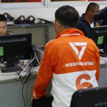 กาญจนบุรี – ผู้สมัครพรรคประชาชน เข้าแจ้งความป้ายหาเสียงถูกกรีดขาดเสียหาย ส่วนผู้สมัครพรรครวมไทยสร้างชาติเดินลุยขอคะแนน