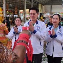 ปทุมธานี เต้ มงคลกิตติ์ ขอพรท้าวเวสสุวรรณวัดดังฮือฮาจับเลขไหทองได้เลข 10 เจ้าตัวปลื้มมากขณะที่“เต้ มงคลกิติ์”ย้ำหากเป็นรัฐบาลจะเพิ่มงบกองทัพสองแสนล้านต่อปี