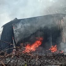 เกิดเหตุเพลิงไหม้ บ้านสวน กลางทุ่งนาวอดทั้งหลัง ขณะเจ้าของบ้านไม่อยู่ คาดก่อไฟผิง ลืมดับไฟก่อนออกจากบ้าน โชคดีที่ไม่มีผู้ได้รับอันตราย