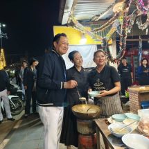 กาญจนบุรี – ฮือฮา นายกรัฐมนตรี ลงพื้นที่ทักทายพ่อค้าแม่ค้าในตลาดเทศบาลตำบลทองผาภูมิช่วยลูกทีมหาเสียงหมายเลข 3 เขตเลือกตั้งที่ 5 กาญจนบุรี