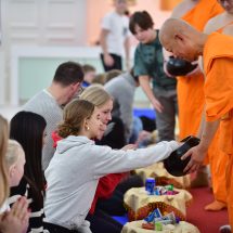 “ธรรมะในเดนมาร์ก! วัดพระธรรมกายคอร์ซัวร์ ต้อนรับเยาวชนท้องถิ่น เรียนสมาธิ-พุทธศาสตร์”