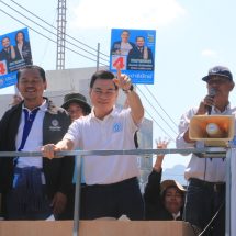 พังงา-จุรินทร์ลุยหาเสียงพังงา ชวนแฟนประชาธิปัตย์กลับบ้านร่วมสร้างตำนานเลือกการเมืองสุจริต ยอมรับผู้สมัครทั้ง 2 เขตเป็นคนใหม่ต้องใช้เวลาแนะนำตัว แต่เสียง ปชป.ดีขึ้นทั่วประเทศ