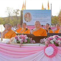 ธรรมยาตรา 1,142 รูป เจริญภาวนา ณ วัดสองพี่น้อง อุทิศถวายเป็นพระราชกุศลแด่สมเด็จพระบรมราชชนนีพันปีหลวง