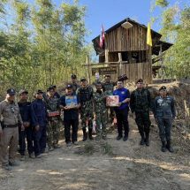 กาญจนบุรี – หน.อุทยานฯ ทองผาภูมิ ร่วม นอภ.ทหาร ฉก.ลาดหญ้าง กกล.สุรสีห์ และ ตชด.บูรณาการหน่วยความมั่นคง 4 ฝ่าย ปฏิบัติการพิเศษปิดล้อมแนวชายแดนไทย-เมียนมา สกัดกั้นและปราบปราม ขบวนการลักลอบขุดดินร่อนแร่ทองคำ หลังจับกุมแล้ว 33 คดี ผู้ต้องหา พม่า-กะเหรี่ยง 52 ราย