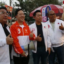 กาญจนบุรี – สกายวอล์คถนนคนเดินเมืองกาญจน์ คึกคัก 3 พรรคลงขอคะแนน เจอกันโดดจับมือแสดงความยินดี ทำให้บรรยากาศชื่นมื่น