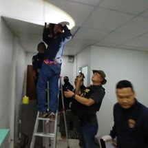 ตม.หนองคาย ลุยรีสอร์ทแห่งหนึ่งในเขตเทศบาลเมืองหนองคาย ตรวจยึดเครื่องซิมบ็อกซ์ (SIM BOX) ของเครือข่ายสแกมเมอร์ จำนวน 3 เครื่อง ซุกบนฝ้าเพดานห้องพัก หลังเจ้าของห้องพักตรวจพบมีผู้มาลักลอบติดตั้งไว้