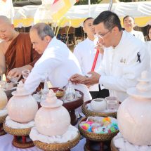 แม่ฮ่องสอน ผู้ว่าราชการจังหวัดแม่ฮ่องสอน เป็นประธานฝ่ายฆราวาสในพิธีบรรจุพระบรมสารีริกธาตุ – บรรจุองค์พระ ณ เจดีย์พระพุทธเจ้า 5 พระองค์ (กองมูพารางาสู่)