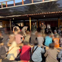 กาญจนบุรี – ทหาร ฉก.ลาดหญ้า กกล.สุรสีห์ สกัดจับกระบะขนต่างด้าวเถื่อนเกือบ 100 ชีวิต สุดท้ายจนมุมหนีไม่รอด