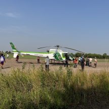 ระทึกกลางหมู่บ้าน! เฮลิคอปเตอร์ขัดข้องวนต่ำ ขอจอดฉุกเฉินกลางทุ่งนา ชาวบ้านแตกตื่นทั้งหมู่บ้าน