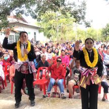 กาฬสินธุ์กำลังใจล้น!ชาวห้วยผึ้งผูกแขนรับประภาสแม่ทัพอีสาน-วิไลพร พรรคโอกาสใหม่ เบอร์ 4 ลุยปราศรัยดาวกระจาย ขอคะแนนปักธง สส.กาฬสินธุ์ เขต 5