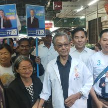 สระบุรี “ชวน” ลุยตลาดสระบุรี ตลาดแทบแตก! แฟนคลับรุ่นเก๋าแห่กอดแน่น ดัน “อดีตนายกฯ ธารเกษม” ทวงคืนเขต 1 พร้อมกรีดนิ่มๆ “ธุรกิจการเมือง” ใช้เงินฟาดหัว ส.ส. ย้ำ กกต. ต้องกล้า อย่าเป็นเครื่องมือใคร