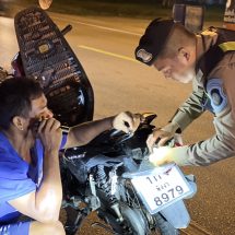 พังงา-ชื่นชมตำรวจทางหลวง ใส่ใจความปลอดภัยผู้ใช้ถนน เปลี่ยนไฟท้ายรถจักรยานยนต์ฟรี ลดเสี่ยงอุบัติเหตุ ตามโครงการ “ตำรวจทางหลวงห่วงใย แก้ไขไฟท้าย ส่องสว่างปลอดภัย”