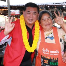 ชัยนาท อนุชานาคาศัยเดินตลาดหาเสียงแฟนคลับนำเสื้อไทยรักไทยขอลายเซ็นยันนโยบายทำได้จริง